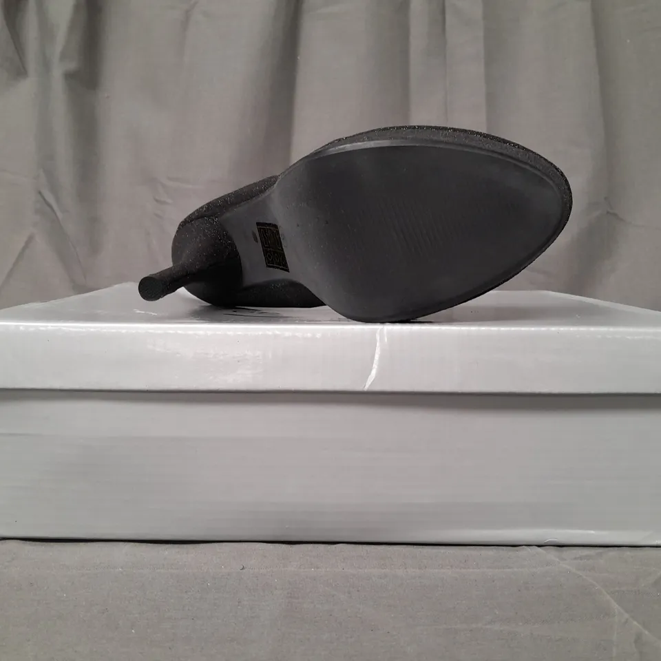 BOX OF APPROXIMATELY 8 PAIRS OF CASANDRA CLOSED TOE HIGH HEEL SHOES IN BLACK W. GLITTER EFFECT - VARIOUS SIZES