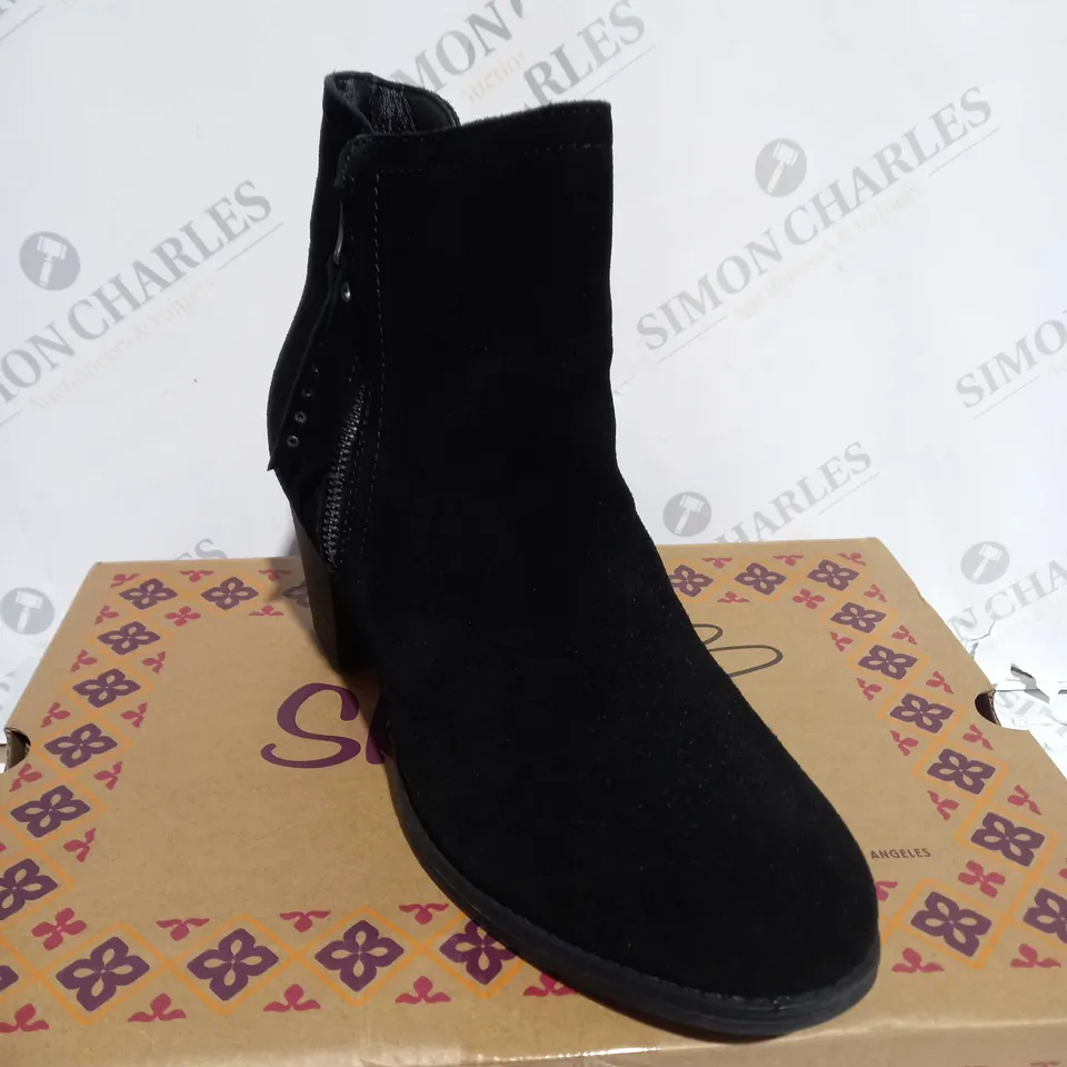 BOXED SKECHERS TAXI ZIP BOOTIES, BLACK - SIZE 6.5 