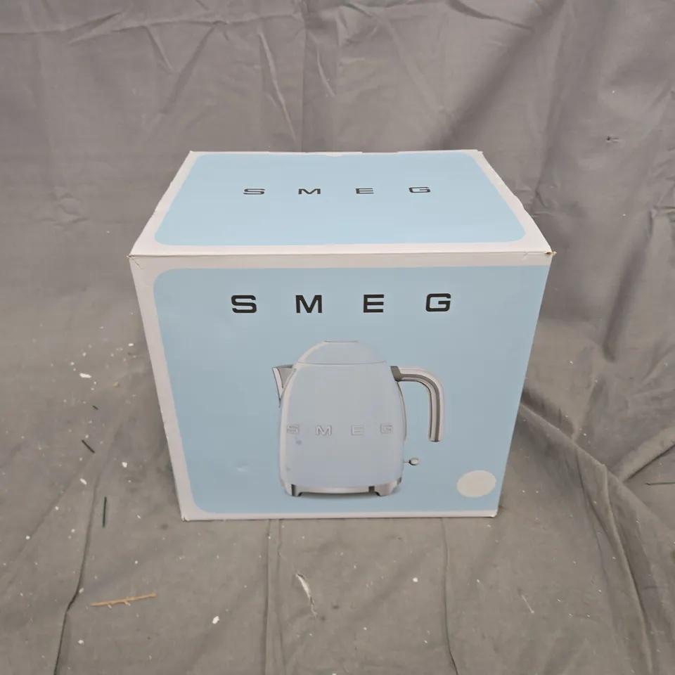 BOXED SMEG KETTLE IN WHITE