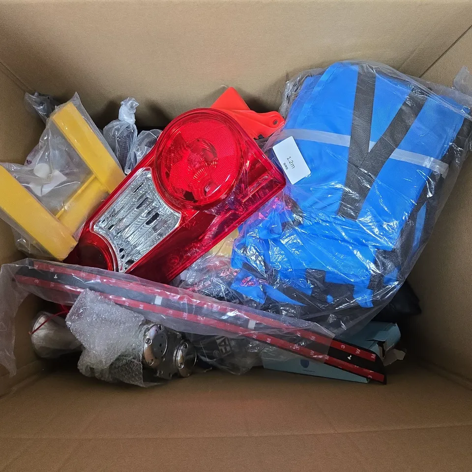 APPROXIMATELY 15 ASSORTED VEHICLE PARTS & ACCESSORIES TO INCLUDE MAP AND DIE SET, BICYCLE TYRE, REAR LIGHT, ETC - COLLECTION ONLY