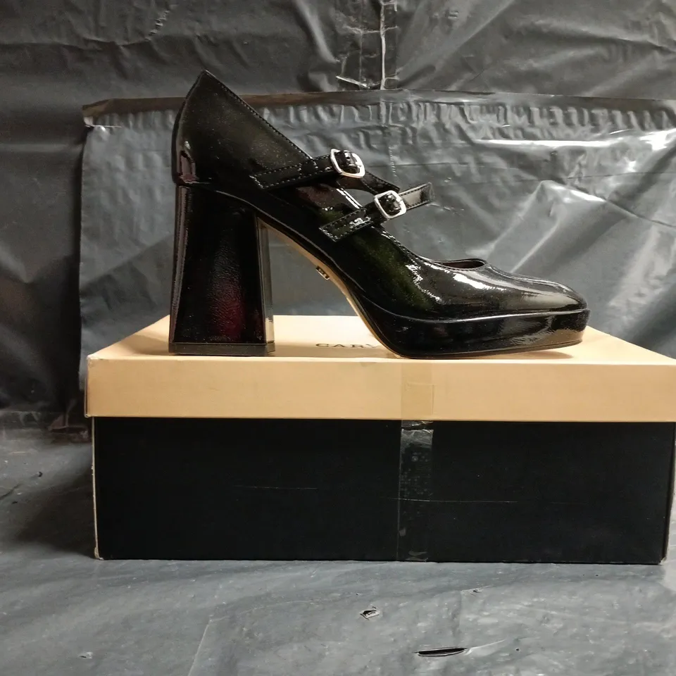 BOXED PAIR OF OFFICE CLOSED TOE BLOCK HEEL SHOES IN GLOSSY BLACK SIZE EU 37