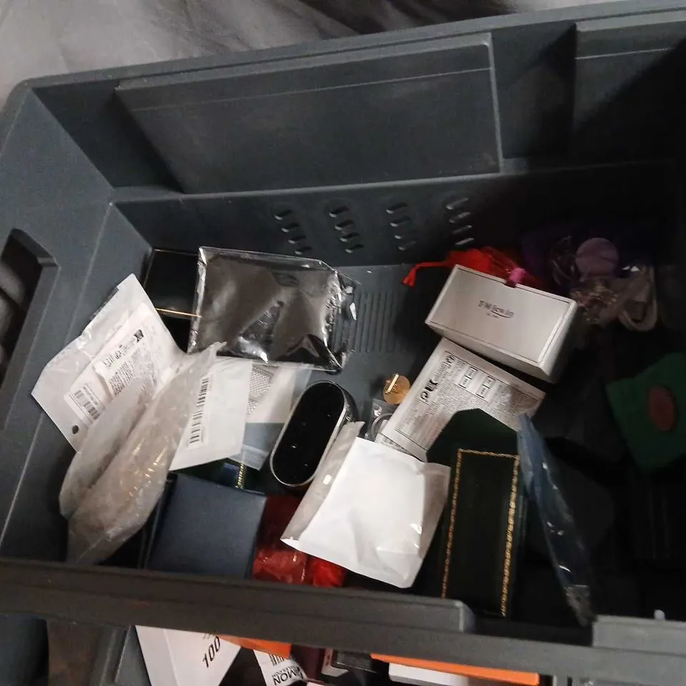 LARGE QUANTITY OF ASSORTED JEWLLERY AND ACCESSORIES