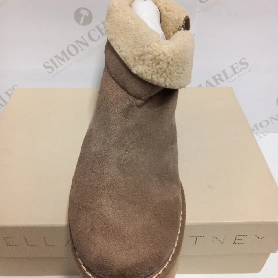 BOXED PAIR OF STELLA MCCARTNEY KICKAPOO LOW BOOT PEBBLE SIZE 40