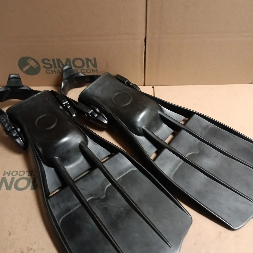PAIR OF RUBBER DIVING FINS - XL