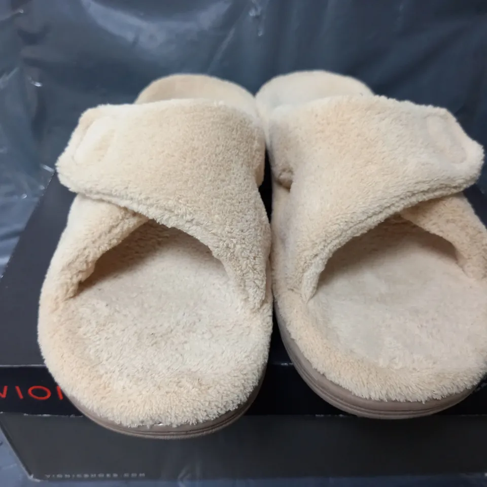 VIONIC INDULGE RELAX SLIPPERS IN TAN - UK 7