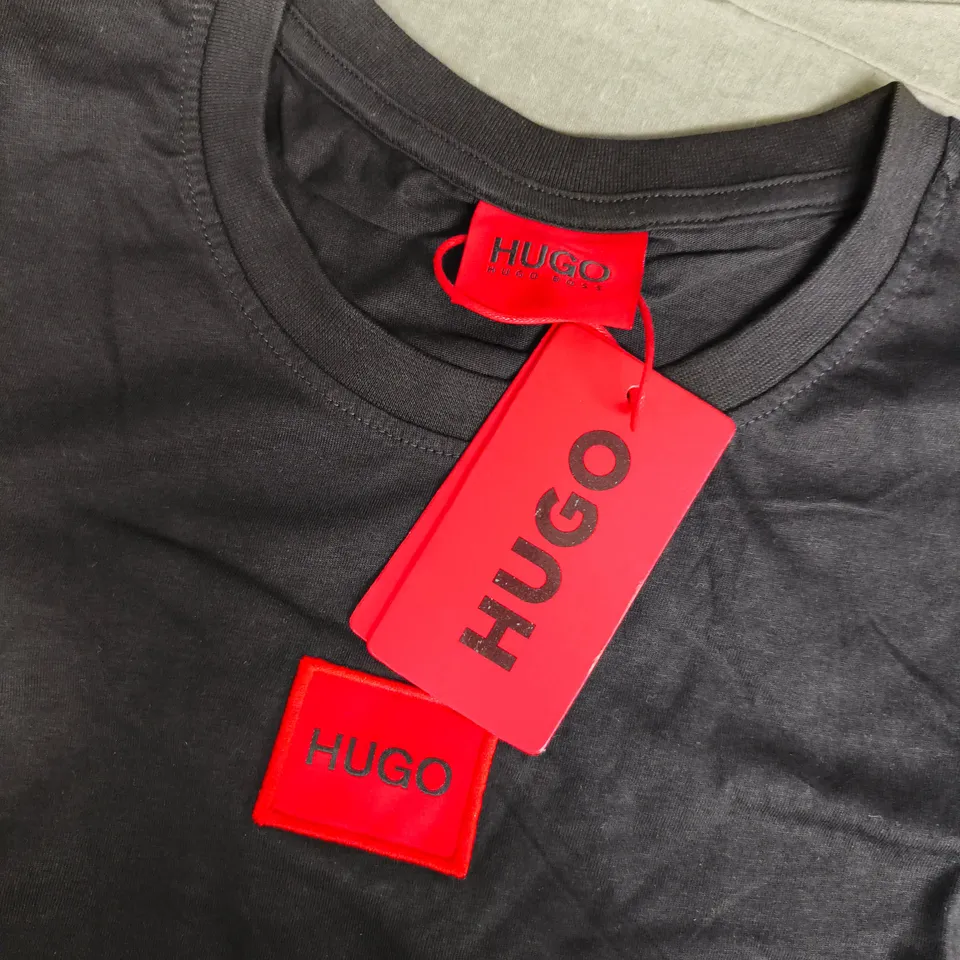 HUGO BOSS CENTRAL LOGO TEE IN BLACK - SMALL