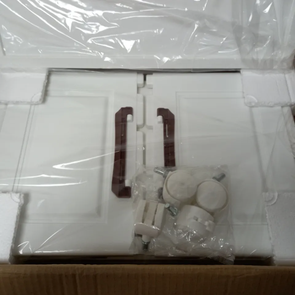 SET OF WHITE STORAGE BOXES 