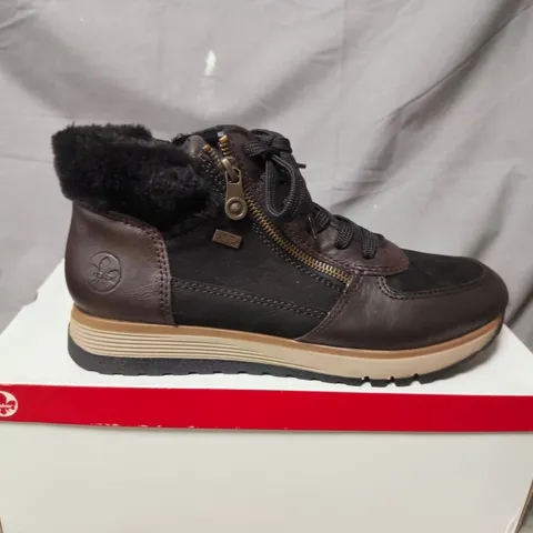 BOXED PAIR OF RIEKER WOMEN'S ANKLE BOOTS WITH FUR LINING – BLACK/BROWN LEATHER - SIZE 7.5