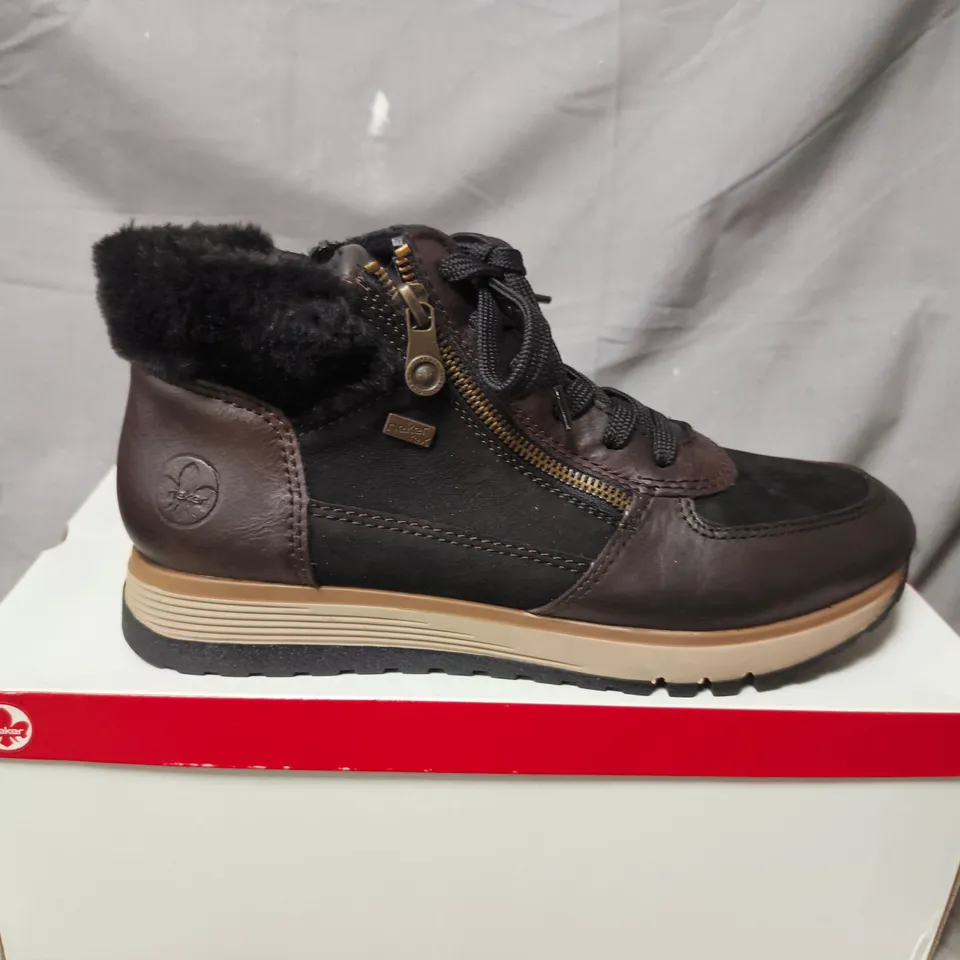 BOXED PAIR OF RIEKER WOMEN'S ANKLE BOOTS WITH FUR LINING – BLACK/BROWN LEATHER - SIZE 7.5