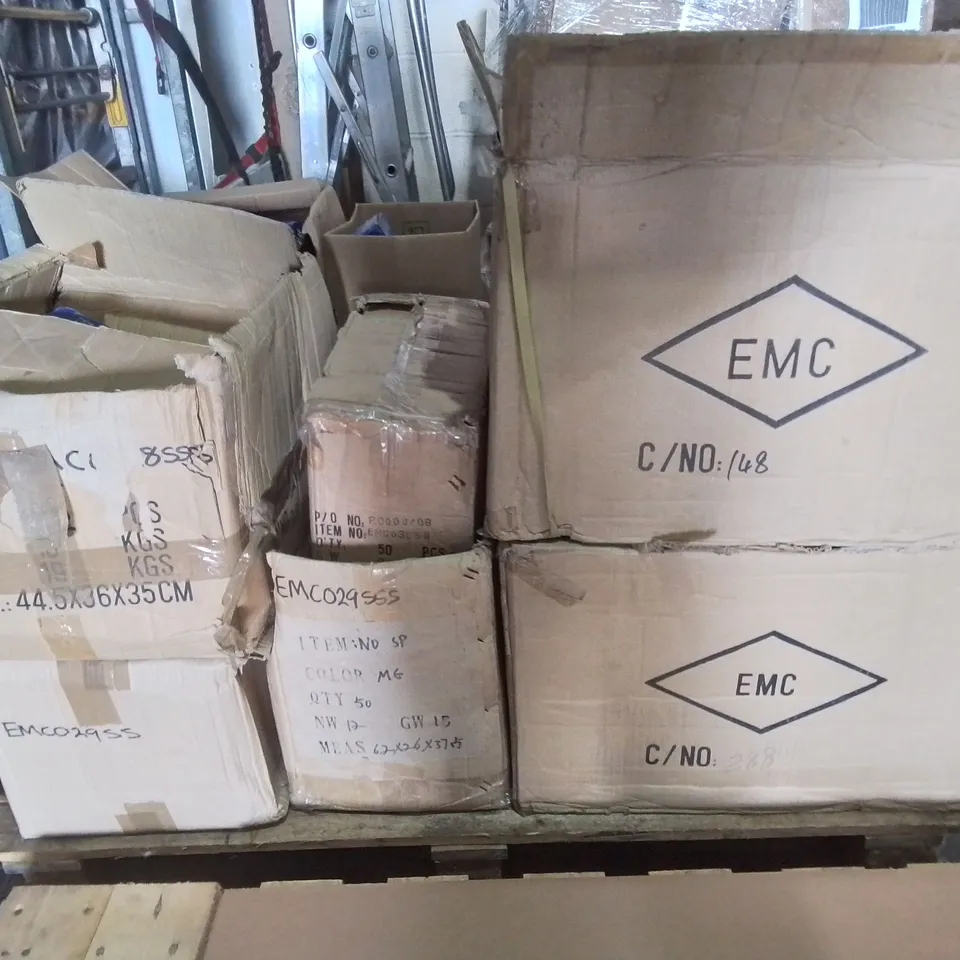 PALLET CONTAINING A LARGE QUANTITY OF EMCOLITE DOWNLIGHTS TO INCLUDE EMC028 AND EMC028 