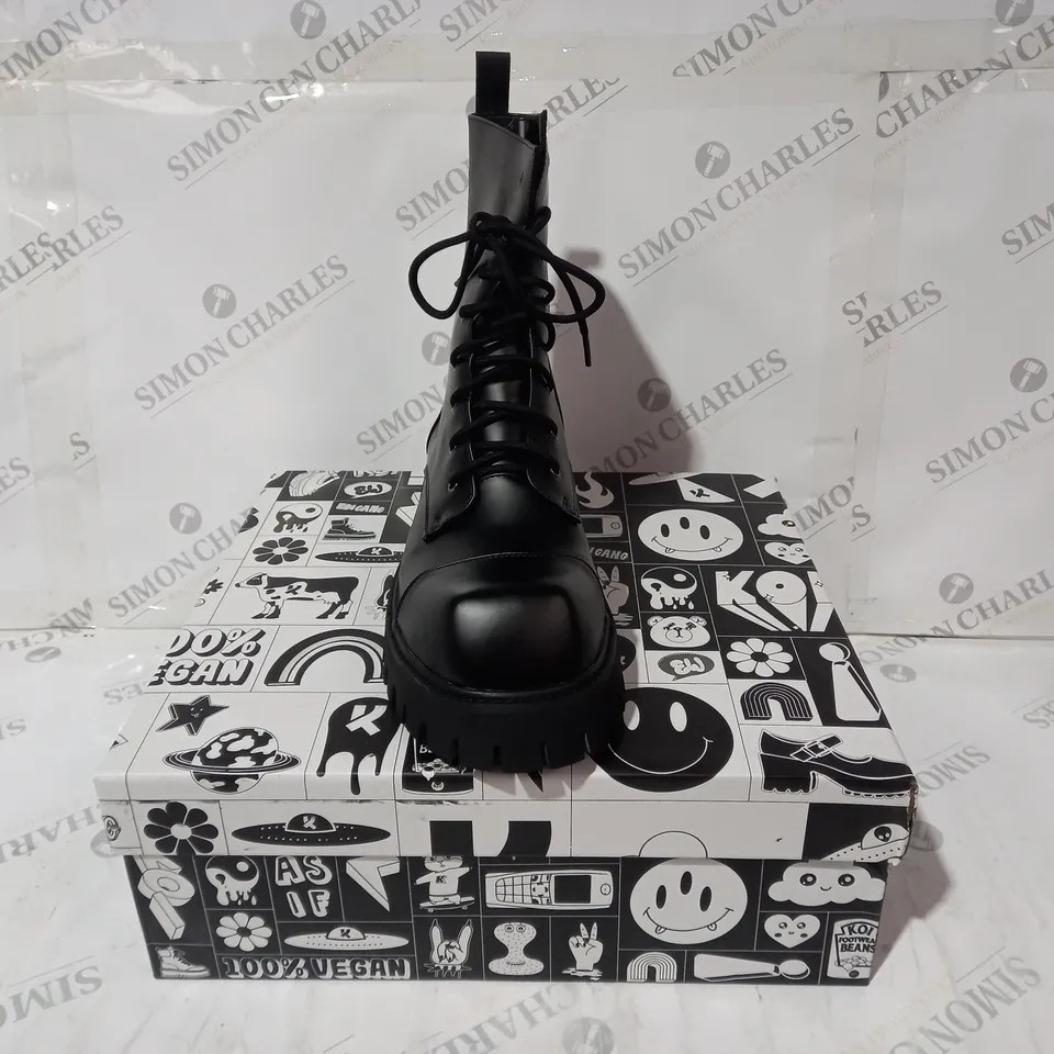 BRAND NEW BOXED PAIR OF KOI VEGAN LEATHER GIMLI MEN'S SQUARE TOE LACE UP BOOTS IN BLACK UK SIZE 10