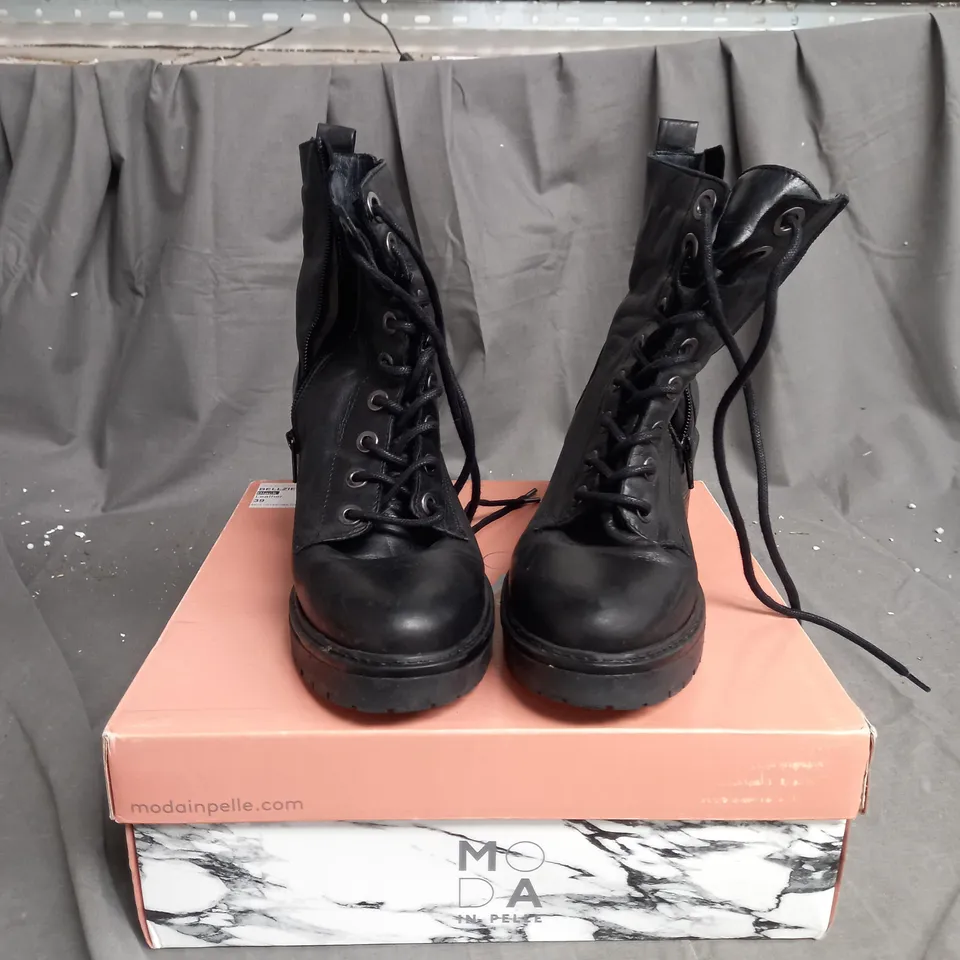 BOXED PAIR OF MODA IN PELLE BELLZIE LACE UP BOOTS IN BLACK SIZE 6
