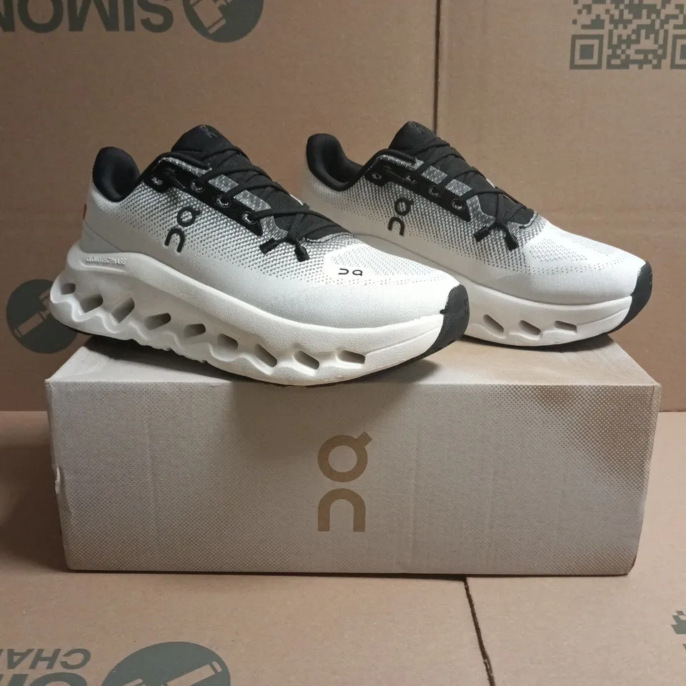 BOXED PAIR OF ON CLOUDTILT TRAINERS IN BLACK/IVORY SIZE UK 5