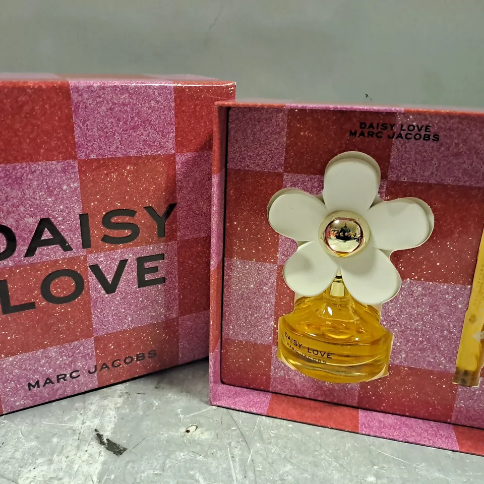 BOXED MARC JACOBS DAISY LOVE EAU DE TOILETTE HOLIDAY GIFT SET