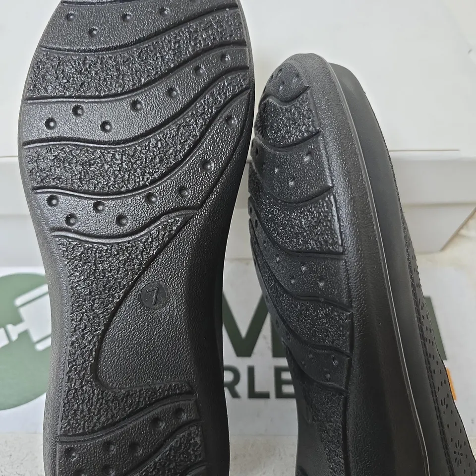 SHOE TREE COMFORT SHOES, BLACK - SIZE 7