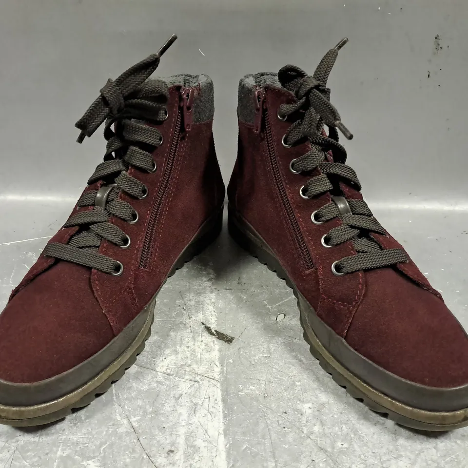 BOXED PAIR OF UNBRANDED SHOES IN BURGUNDY SIZE UNSPECIFIED