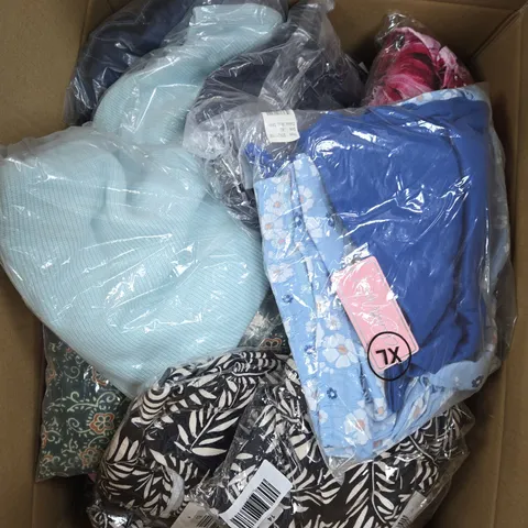 APPROXIMATELY 20 ASSORTED WOMENS CLOTHING ITEMS IN VARIOUS SIZES & STYLES