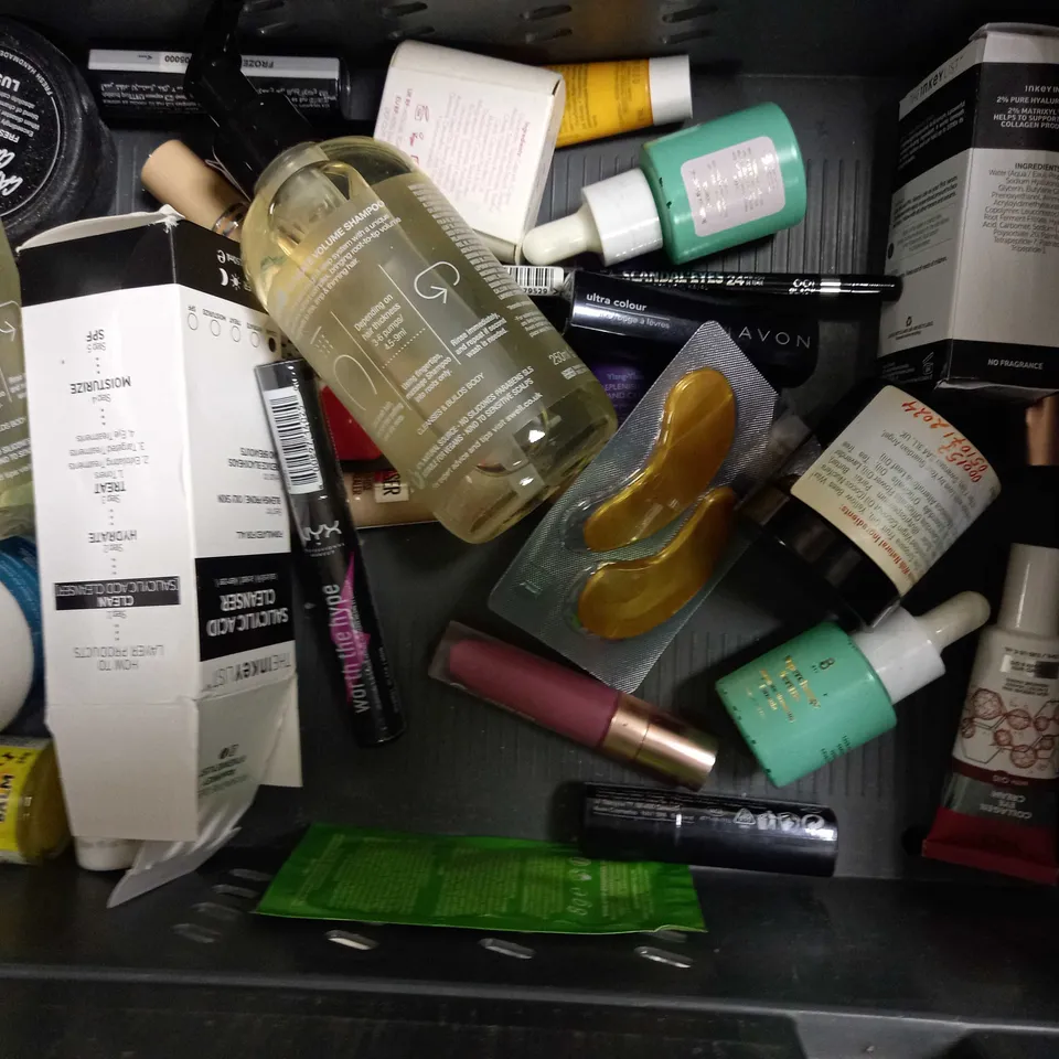 LOT OF APPROXIMATELY 20 ASSORTED HEALTH & BEAUTY ITEMS, TO INCLUDE LUSH, BYBI, BEAUTY WORKS, ETC