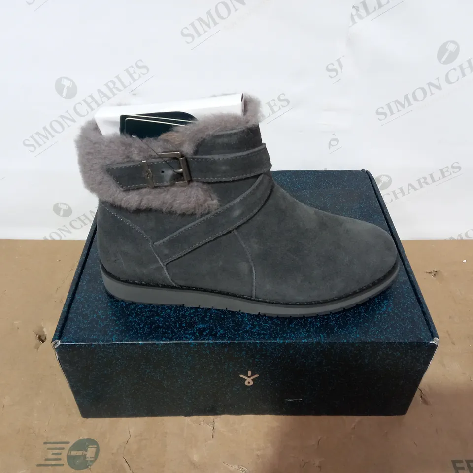 BOXED PAIR OF EMU AUSTRALIA BOOTS - SIZE 9