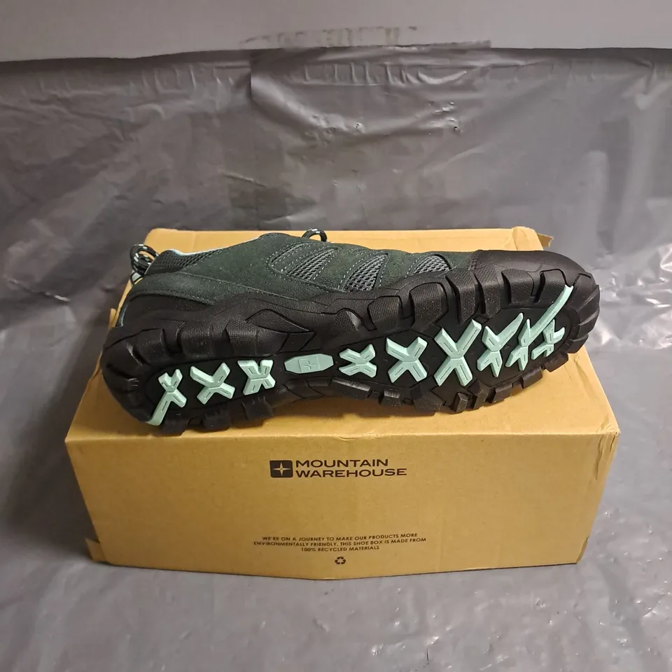 BOXED PAIR OF MOUNTAIN WAREHOUSE WOMENS WALKING SHOE 2 IN PETROL SIZE UK 8