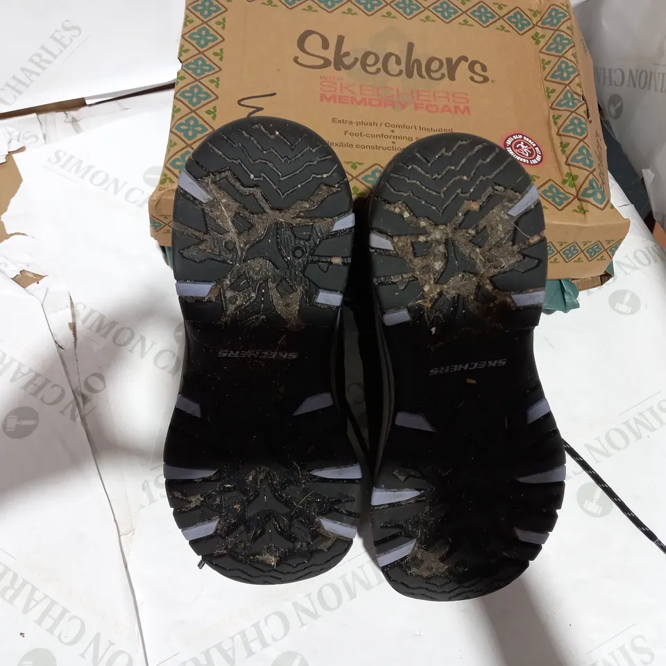 BOXED PAIR OF SKETCHER BLACK WINTER BOOT - SIZE 6