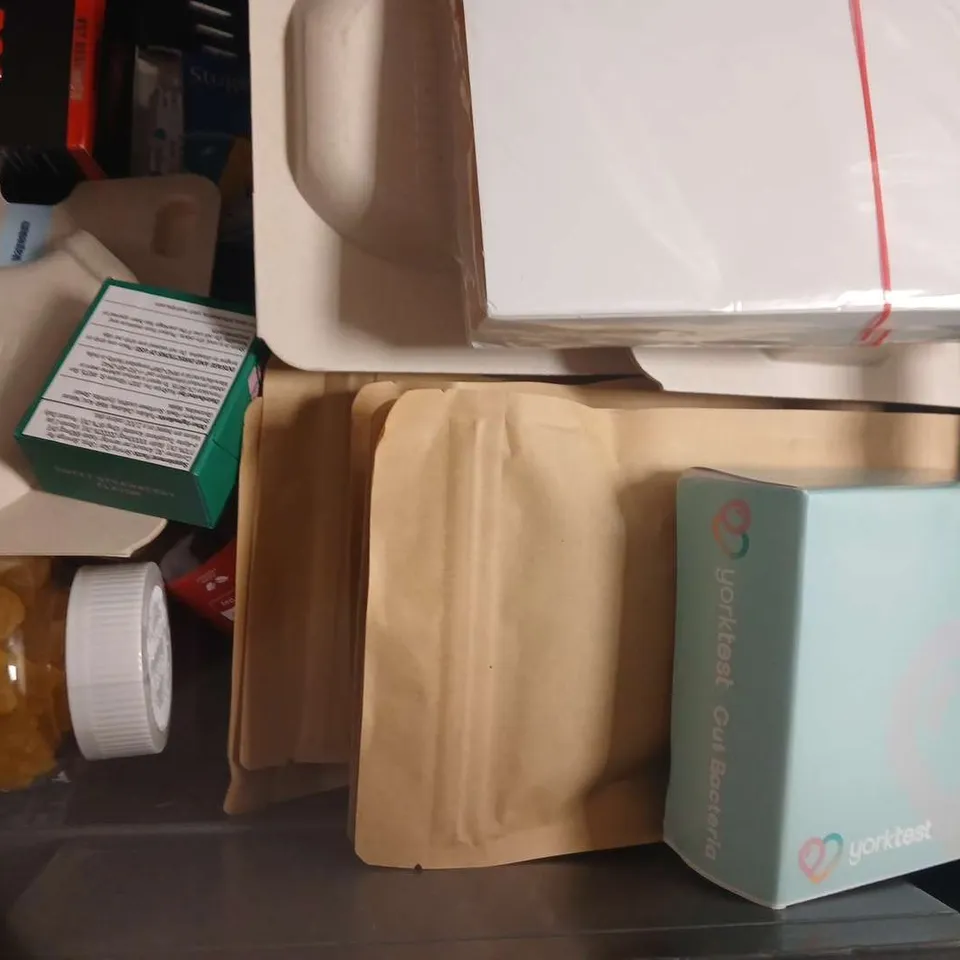 APPROXIMATELY 15 ASSORTED HEALTH AND VITAMIN PRODUCTS TO INCLUDE SOLGAR, NUSTRIPS, ETC - COLLECTION ONLY