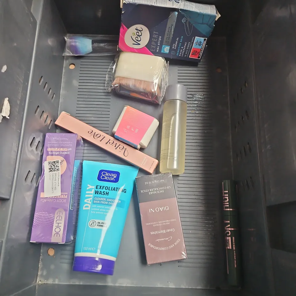 APPROXIMATELY 20 ASSORTED HEALTH & BEAUTY PRODUCTS TO INCLUDE - MOROCCANOIL HAIR TREATMENT - REN CLEAN SKINCARE CLEANSING GEL - ELF EYESHADOW PRIMER - ETC