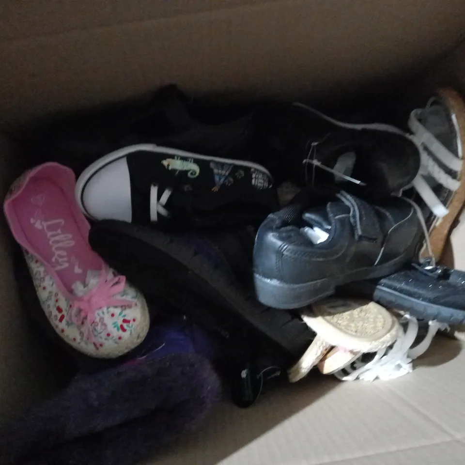 APPROXIMATELY 10 PAIRS OF ASSORTED KIDS SHOES IN VARIOUS STYLES AND SIZES 