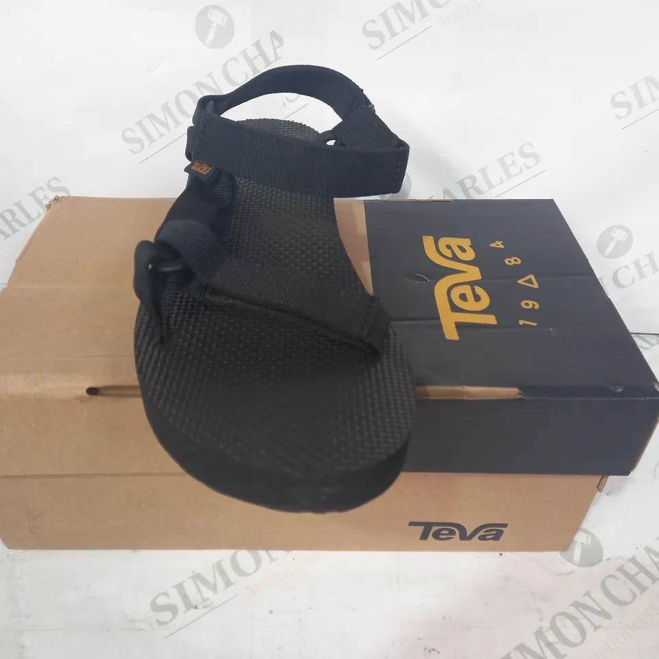 BOXED PAIR OF TEVA MIDFORM UNIVERSAL SANDALS IN BLACK UK SIZE 7
