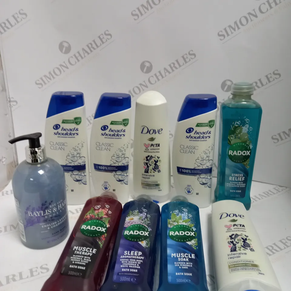 BOX OF 10 ASSORTED BATH & SHOWER PRODUCTS TO INCLUDE HEAD & SHOULDERS SHAMPOO, RADOX BATH SOAK, DOVE CONDITIONER ETC 