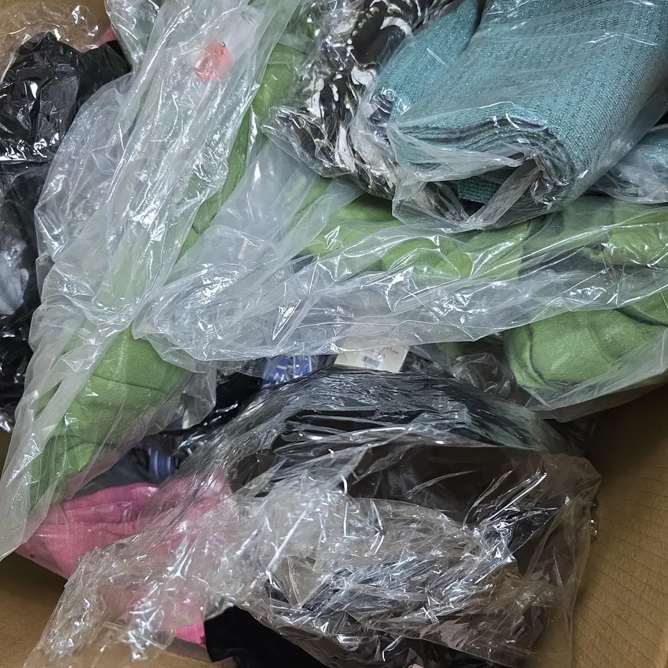 BOX OF APPROX 20 ASSORTED CLOTHING ITEMS TO INCLUDE JUMPERS, SHIRTS, TOPS, ETC