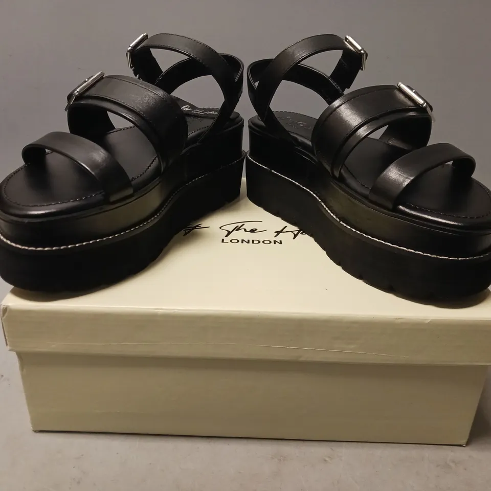 BOXED PAIR OF OFF THE HOOK FLATFORM OPEN TOE SANDALS IN BLACK UK SIZE 5