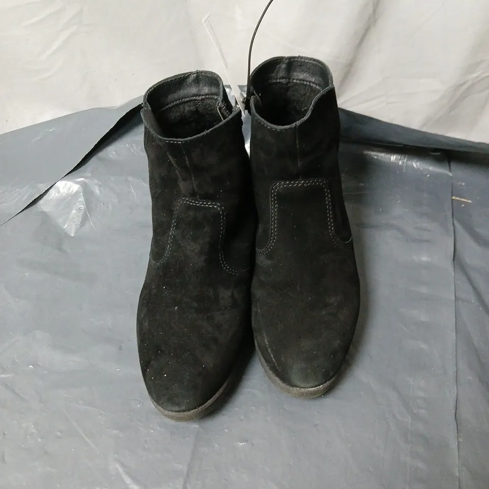 RIEKER SUEDE WARM LINED HEEL BOOTS, SIZE EU 40. UNBOXED