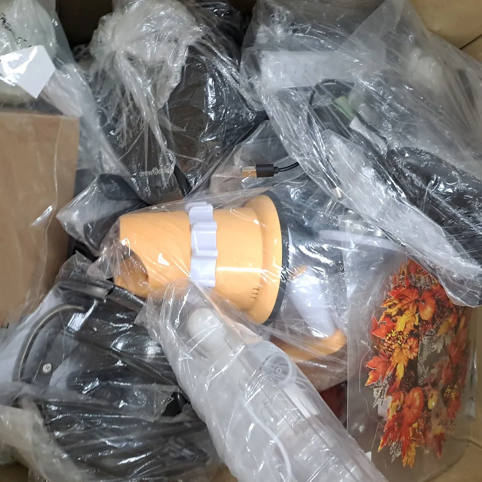 BOX OF APPROXIMATELY 10 ASSORTED HOUSEHOLD ITEMS TO INCLUDE DECORATIVE LUMINOUS DECORATION, ETC - COLLECTION ONLY