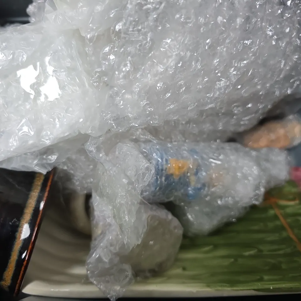 APPROXIMATELY 8 ASSORTED ITEMS TO INCLUDE - GLASS CRYSTAL GLASS , BROWN MUG , MILK POURER ETC