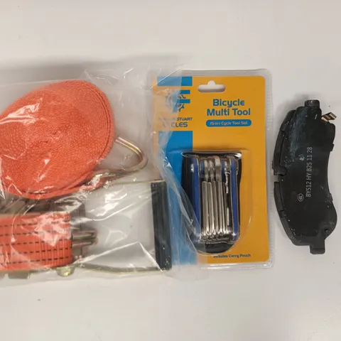 APPROXIMATELY 5 ASSORTED ITEMS TO INCLUDE BICYCLE MULTI-TOOL, RATCHET STRAP, ETC