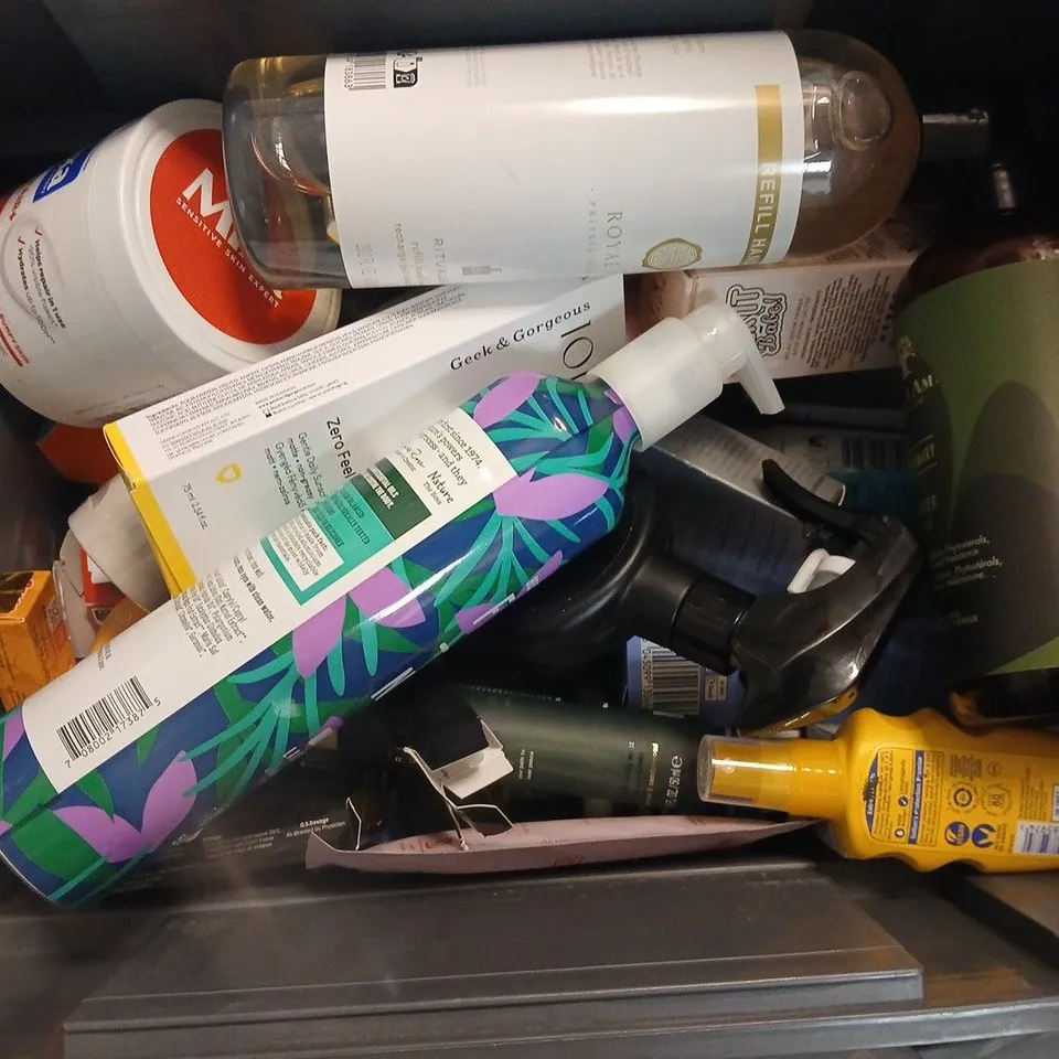 APPROXIMATELY 15 ASSORTED HEALTH & BEAUTY PRODUCTS TO INCLUDE 101 ZERO FEEL SPF 50, FAITH IN NATURE BODY WASH, AS I AM ROSEMARY WATER EAU ETC - COLLECTION ONLY