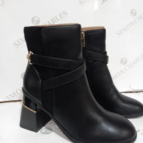 RIVER ISLAND BOOTS WITH HEEL & GOLD DETAIL - UK SIZE 5