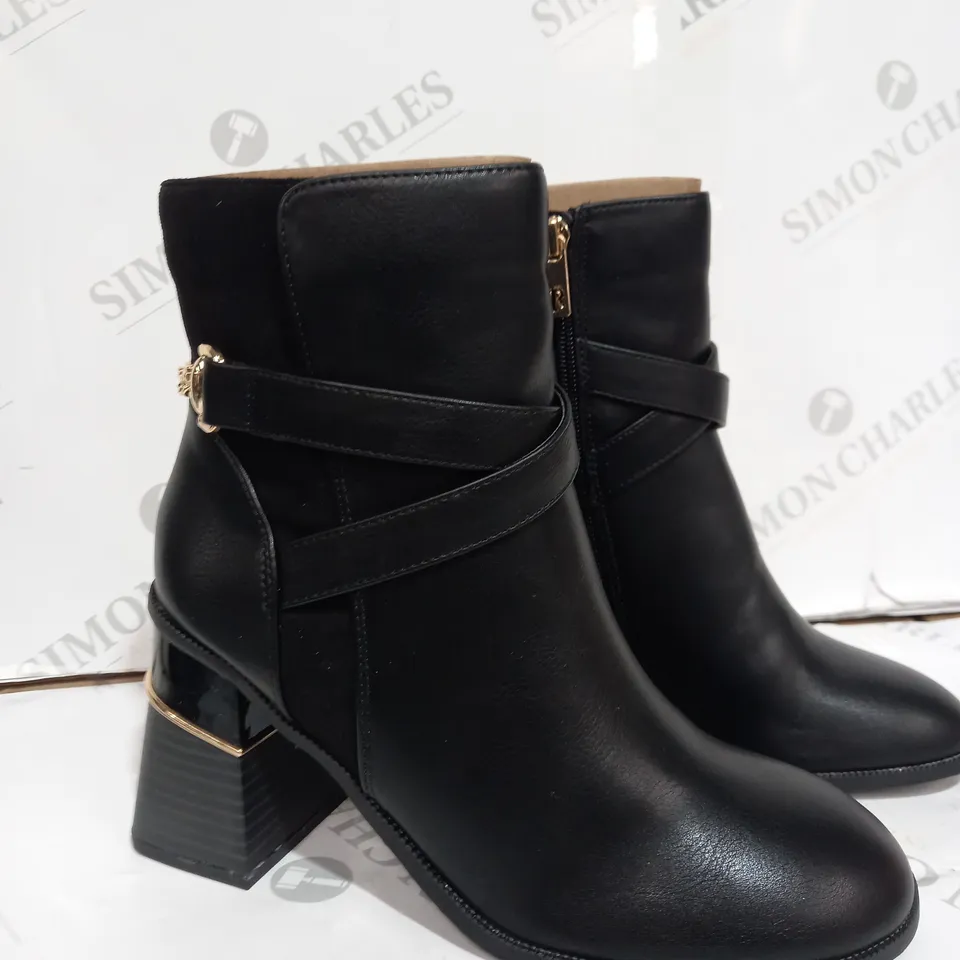 RIVER ISLAND BOOTS WITH HEEL & GOLD DETAIL - UK SIZE 5