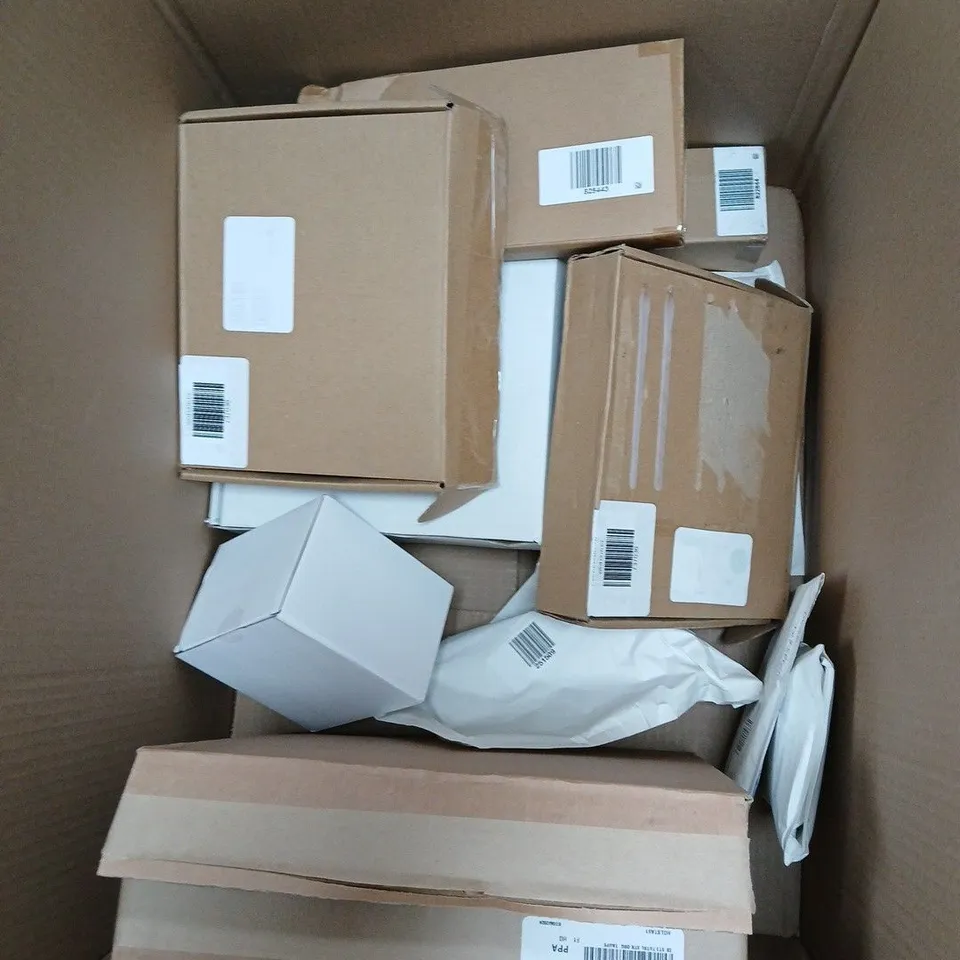 BOX OF APPROX 10 ASSORTED HOUSEHOLD ITEMS TO INCLUDE - SUPERSOFT KING SIZE DUVET SET - DRAWER STORAGE BOXES - ARKIVE DRY SHAMPOO - ETC