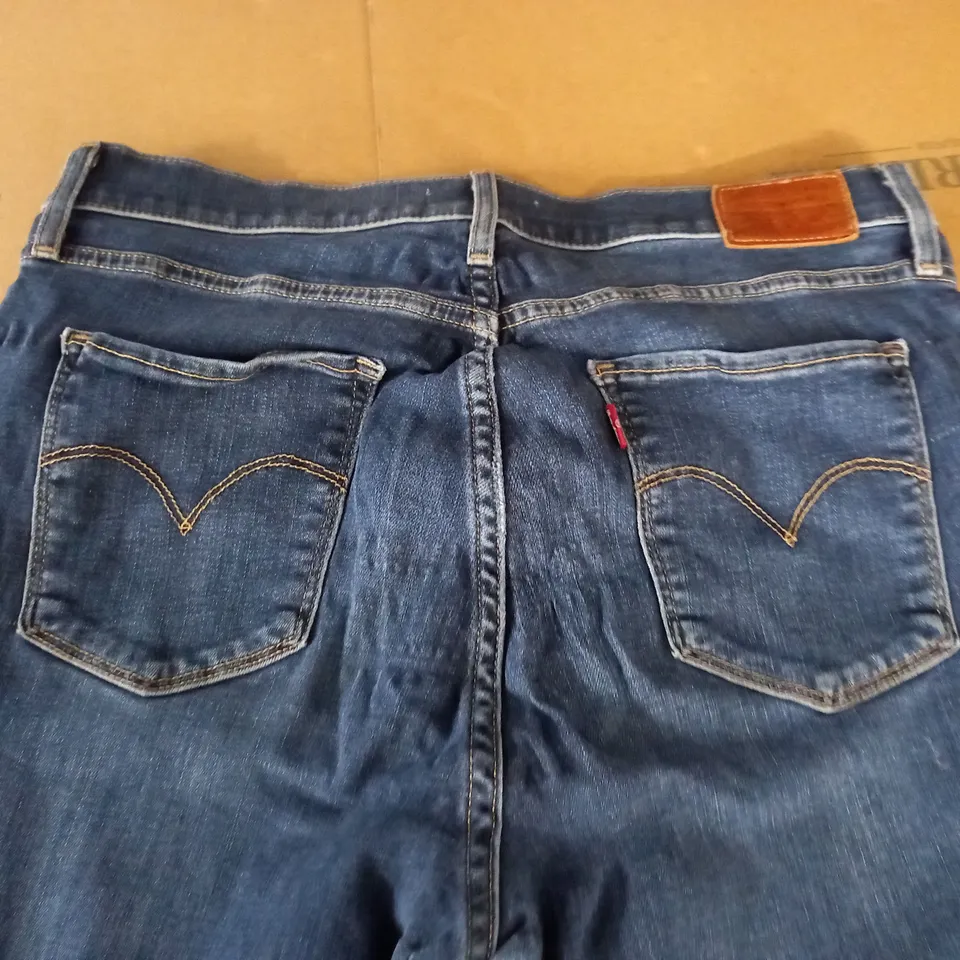 LEVIS HIGH RISE STRAIGHT JEANS - 31