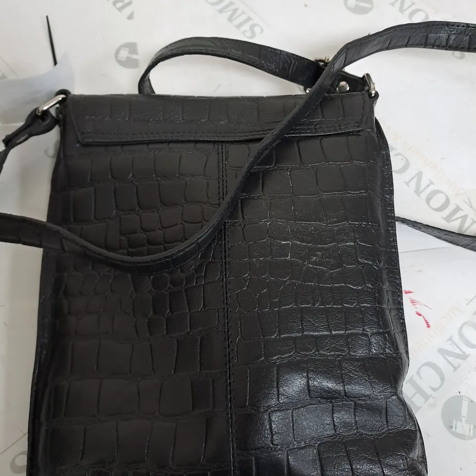 ASHWOOD LEATHER CROSSBODY BAG - BLACK