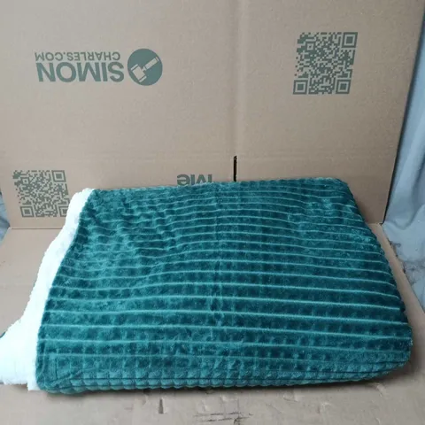 REVERSIBLE DUVET/THROW AND 2 PILLOW SET (GREEN/WHITE) SIZE UNSPECIFIED