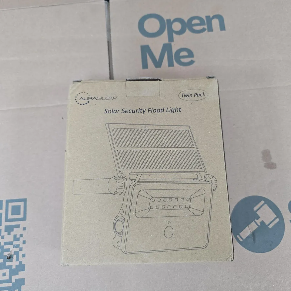 BOX OF APPROXIMATELY 15 ASSORTED ITEMS TO INCLUDE: SOLAR SECURITY FLOODLIGHT