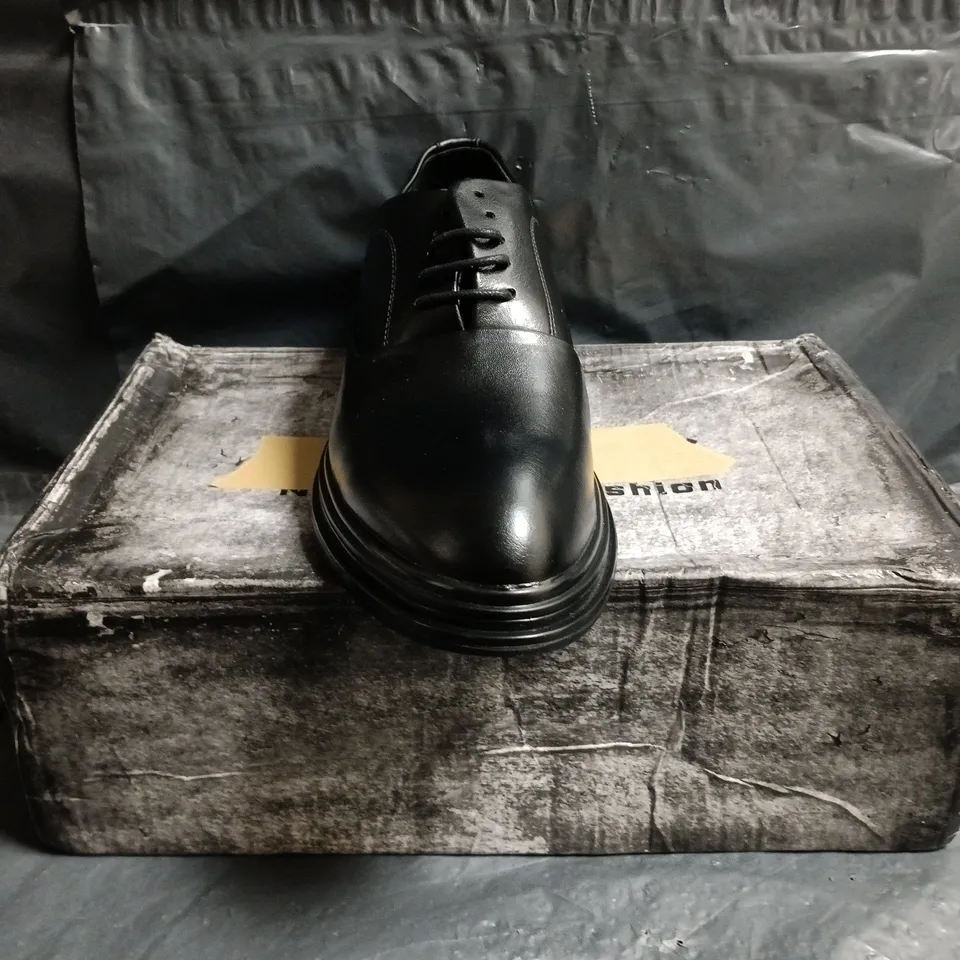 BOXED PAIR OF UNBRANDED LACE UP SHOES IN BLACK SIZE UNSPECIFIED