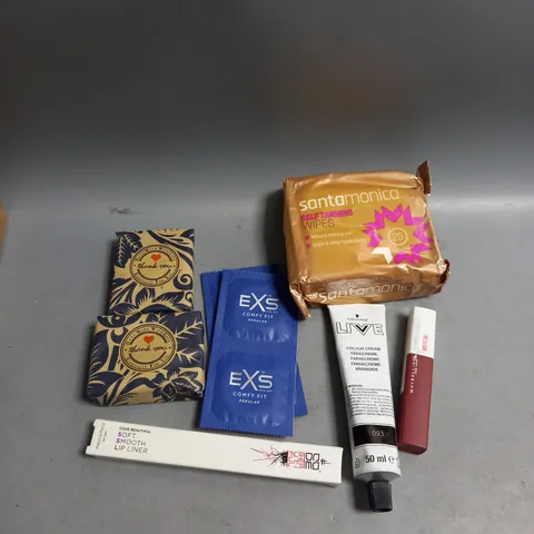 BOX OF APPROXIMATELY 20 COSMETIC ITEMS TO INCLUDE - SANTAMONICA TANNING WIPES - EXS CONDOMS - MAYBELLINE SUPER STAY MATT LIPSTICK - ETC 