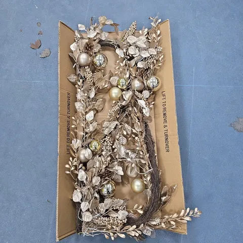 MULTICOLOUR CHRISTMAS WREATH WITH BAUBLES – DECORATIVE PINE WREATH IN BOX