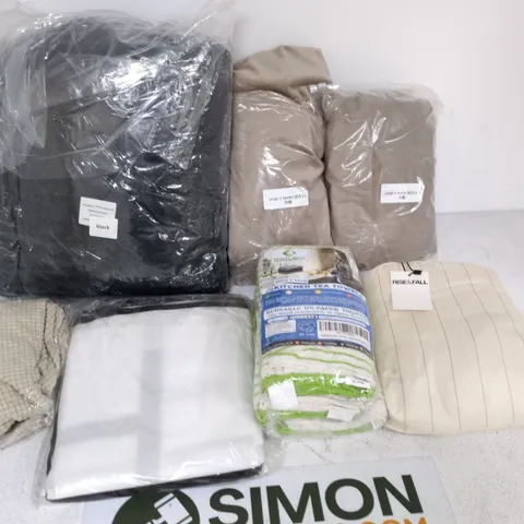 LOT OF APPROXIMATELY 20 ASSORTED HOME FABRIC ITEMS TO INCLUDE COUCH COVERS, TEA TOWELS AND FITTED SHEET
