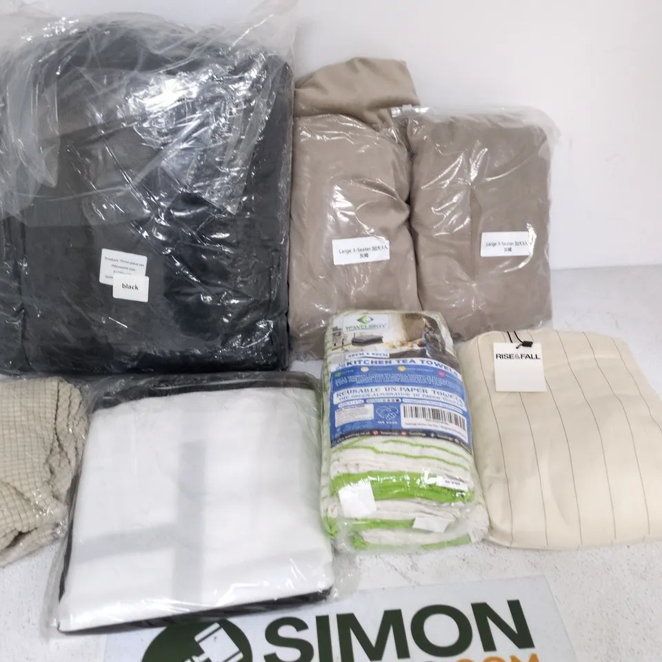 LOT OF APPROXIMATELY 20 ASSORTED HOME FABRIC ITEMS TO INCLUDE COUCH COVERS, TEA TOWELS AND FITTED SHEET