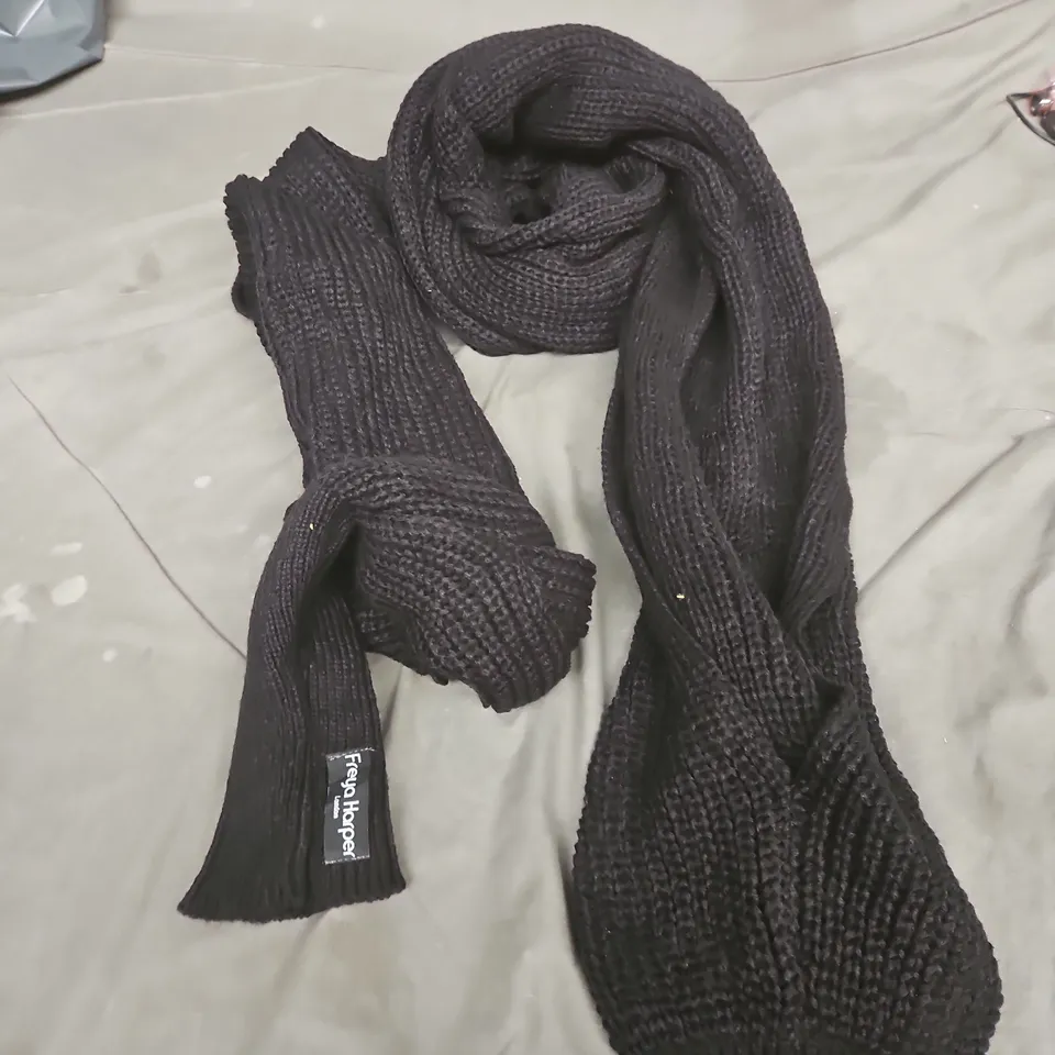 FREYA HARPER LONDON BLACK KNITTED SCARF